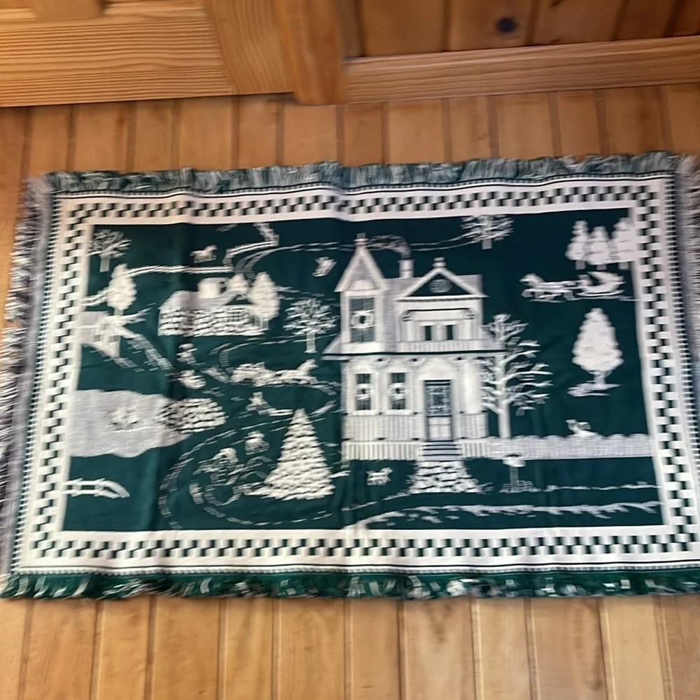 Holiday Home Woven Rug - Green and White